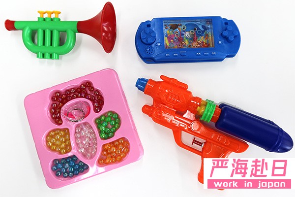 有娃娃家玩具、玩具武器，還有更多種類的商品可供選擇，這些玩具區給孩子們帶來了純真無邪的快樂。